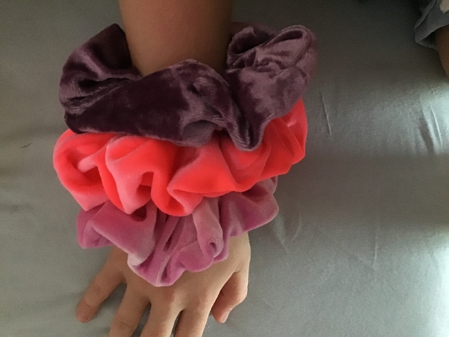 Ein Bild zum Beitrag Scrunchie shoppen