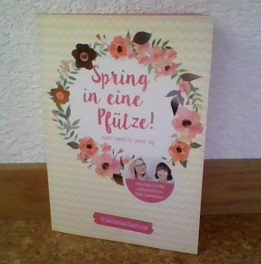 Ein Bild zum Beitrag Buchtipp: Spring in ene Pfütze! Bunte Ideen für jeden Tag