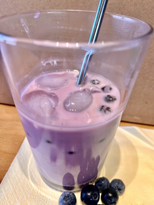 Ein Bild zum Beitrag Blueberry Milkshake🫐🥛🤍